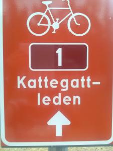 een rood bord met een fiets erop bij Kustvägen 41 F in Mellbystrand