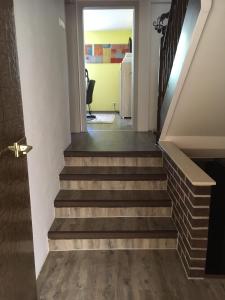 eine Treppe, die zu einem Zimmer mit einer Tür führt in der Unterkunft Ferienwohnung Pfeifer in Friedrichsdorf