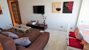 a living room with a couch and a tv at CATALINA PORT & BEACH -3 dormitorios in Masnou