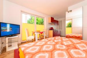 ゲーレンにあるVilla Mia Whg 4 mit Terrasse EG 1 Raum Wohnungの大きなベッドルーム(大型ベッド1台付)、キッチンが備わります。
