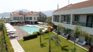 una vista aérea de un hotel con piscina en D Resort Gocek Special Category en Göcek