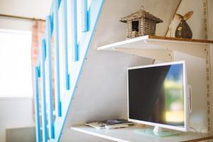 TV a/nebo společenská místnost v ubytování Ma Maison De Poupée