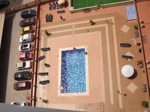 einen Pool in einem Gebäude in der Unterkunft Loix Mar - Zand Properties in Benidorm