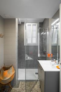 ein Bad mit einer Dusche und einem Waschbecken in der Unterkunft Le Meridien by Cocoonr in Rennes