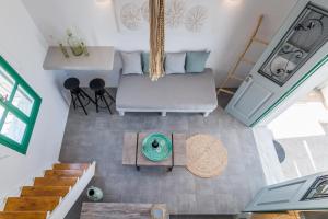 Babounis Suite في Péran Triovasálos: إطلالة علوية لغرفة معيشة مع أريكة