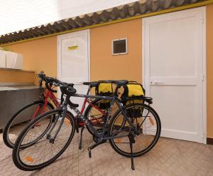 due biciclette parcheggiate l'una accanto all'altra in un garage di Hotel Delle Palme a Lecce