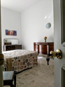 um quarto com uma cama, mobiliário em madeira e uma porta em Charming Rooms with a Seaview em Sliema