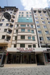 ein Gebäude mit einem Schild auf der Vorderseite in der Unterkunft Nova Plaza Boutique Hotel & Spa in Istanbul