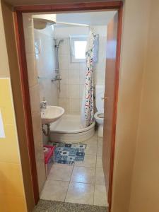 ein Badezimmer mit einer Badewanne, einem WC und einem Waschbecken in der Unterkunft Apartment Central in Šibenik