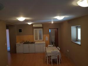 eine Küche mit einem Tisch und Stühlen im Zimmer in der Unterkunft Apartment Central in Šibenik