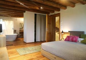 1 dormitorio con 1 cama y baño con bañera en Mostofiore, en Conegliano