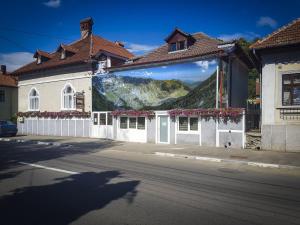 a large mural on the side of a building at Pensiunea Geostar 2 in Curtea de Argeş