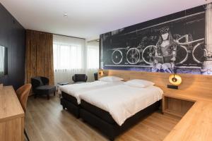 Postel nebo postele na pokoji v ubytování Hotel Leo Station, Villa et Annexes + 37 fotografií