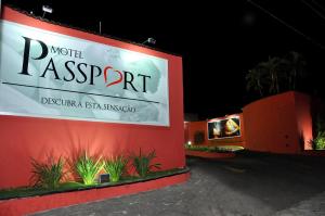 una señal para una exhibición mundial de arte por la noche en Motel Passport, en Guaratinguetá