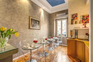 Relais Conte Di Cavour De Luxe tesisinde bir restoran veya yemek mekanı