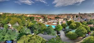 - une vue aérienne sur un village avec une piscine et des arbres dans l'établissement Camping la Chicanette, à Saint-Gilles