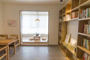 une chambre avec des étagères et une salle à manger avec une table dans l'établissement Bloom Time Guest House, à Dujiangyan