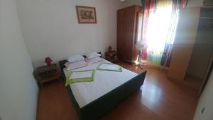 1 dormitorio con 1 cama grande en una habitación en Family apartment near beach, en Biograd na Moru