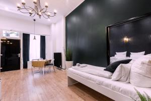 1 dormitorio con 1 cama grande y pared negra en Hevals Schloss Appartment en Berlín