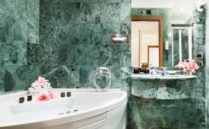 y baño con bañera blanca y lavamanos. en Hotel Ponte Sisto, en Roma