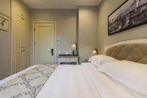 Postel nebo postele na pokoji v ubytování Hotel Khokhobi Old Tbilisi