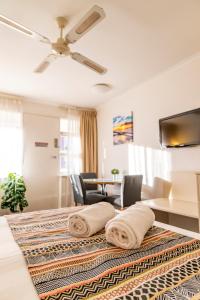 pokój hotelowy z łóżkiem z 2 poduszkami w obiekcie "Ocean Sunset" Glenelg Central Studios w mieście Adelaide