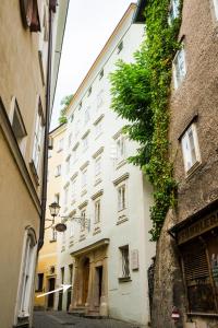 un edificio blanco con plantas a su lado en Appartements Steingasse, en Salzburgo