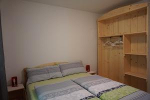 מיטה או מיטות בחדר ב-Chalet Katrin