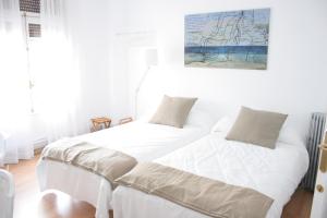 twee bedden naast elkaar in een slaapkamer bij 7 Moons Bed & Breakfast in Valencia