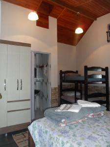 Zimmer mit 2 Etagenbetten in einem Zimmer in der Unterkunft Pousada Tia Lilía in Gonçalves