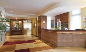 a lobby of a hotel with a reception counter at Hotel Du Lac et Bellevue in Bardolino +39 photos