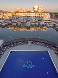 Bazén v ubytovaní Hotel Port Salins by Pierre & Vacances alebo v jeho blízkosti