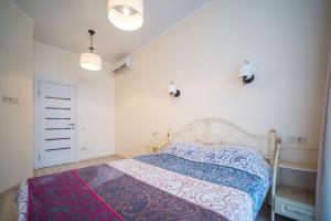 カロリノ・ブハスにあるАпартаменты «золотой Бугаз»のベッドルーム1室(青と白の掛け布団付きのベッド1台付)