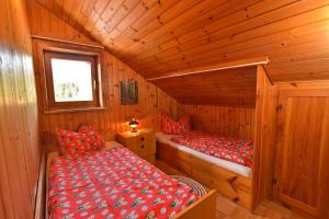 バイエリッシュ・アイゼンシュタインにあるFerienwohnung Waldheimatの木造キャビン内のベッドルーム1室(ベッド2台付)