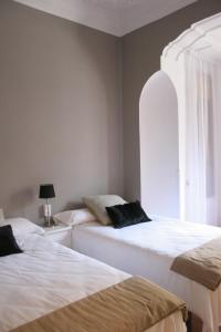 2 nebeneinander sitzende Betten in einem Schlafzimmer in der Unterkunft 7 Moons Bed & Breakfast in Valencia
