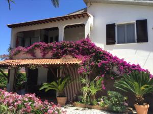 uma casa com flores roxas ao lado em A casa di Enrico B&B em Portoferraio