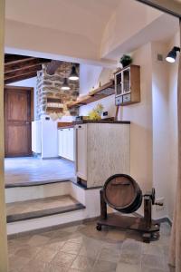 eine Küche mit einem Tisch und einem Rad in einem Zimmer in der Unterkunft Sarazenenturm Franco in Dolcedo