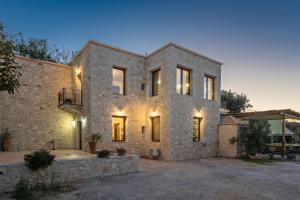 アギア・ペラギアにあるSea Views at villa Anemomylos with Heated Pool, Ping Pong and Tennisの大煉瓦造りの家