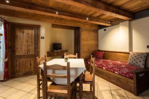 Televízia a/alebo spoločenská miestnosť v ubytovaní Le Petit Coeur Residence De Montagne