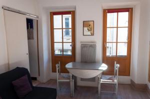 ルションにあるAppartement proche stationのキッチン(シンク付)、窓2つが備わる客室です。