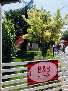um sinal de bdb numa cerca em frente a uma casa em B&B Red Village em Chieti