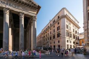ローマにあるLuxurious loft facing the Pantheonの隣の通りを歩く人々