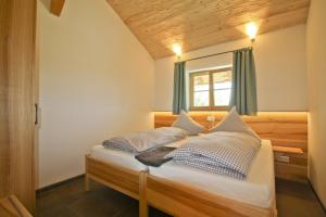 A bed or beds in a room at Ferienwohnung Atteltal