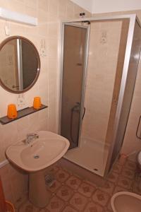 y baño con ducha, lavabo y espejo. en Apartments Ante Petric, en Hvar