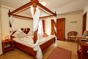 Postel nebo postele na pokoji v ubytování Hotel Am Eifelsteig