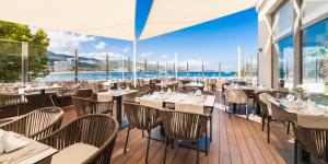 パルマノヴァにあるGlobales Santa Lucia - Adults Only 18のテーブルと椅子が備わり、海の景色を望むレストラン