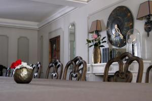 un comedor con mesa y un grupo de sillas en La Villa Mazarin, en Aigues-Mortes