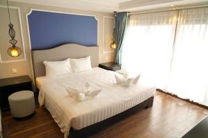 Postel nebo postele na pokoji v ubytování Hanoi La Castela Hotel + 29 fotografií