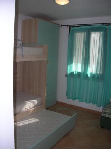Camera piccola con letto e finestra di LOCALITA' LA PELOSA VIA PUNTA D'ELICE N° 9 a Stintino