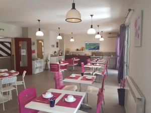 Restoran või mõni muu söögikoht majutusasutuses Hôtel Point Bleu